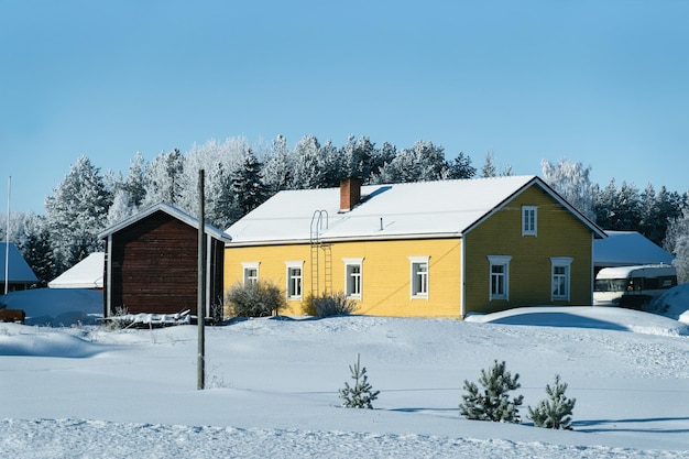 Cabaña en invierno cubierto de nieve, Finlandia en Laponia en Navidad