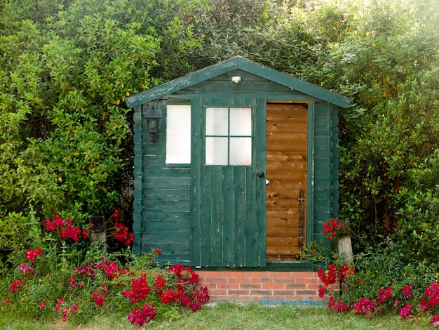 Cabaña de jardín verde en la parte inferior del parque