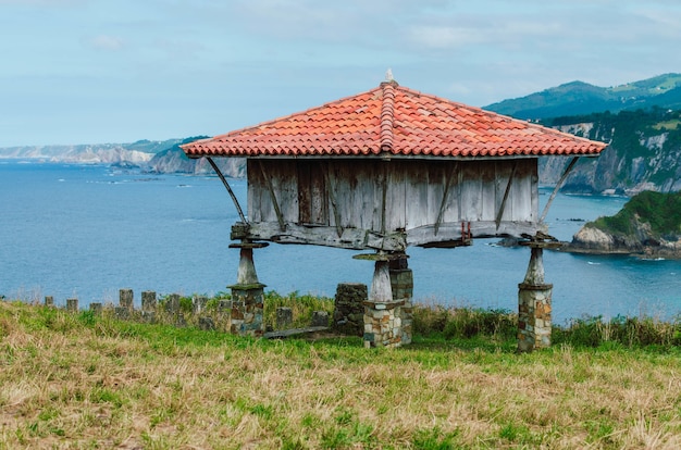 Cabaña de madera antigua en Asturias, España