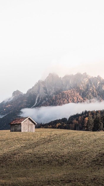 Cabaña de madera en las colinas cerca de los Dolomitas, Italia