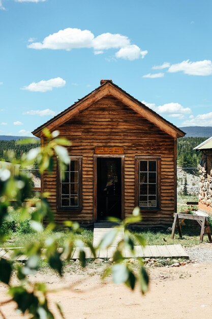 Foto la cabaña de madera del pueblo fantasma en south park city, colorado.