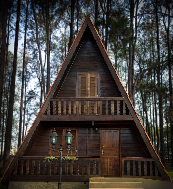 Foto cabana misteriosa na floresta.