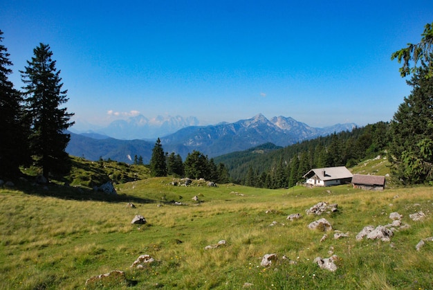 Cabaña de montaña de Kohler Alm cerca de Inzell, con Sonntagshorn en los Alpes de Chiemgau, Baviera, Alemania