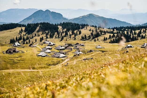 Cabaña de montaña o casa en la colina Velika Planina paisaje de pradera alpina Agricultura ecológica Destino de viaje para caminatas familiares Alpes Kamnik Eslovenia Gran Meseta