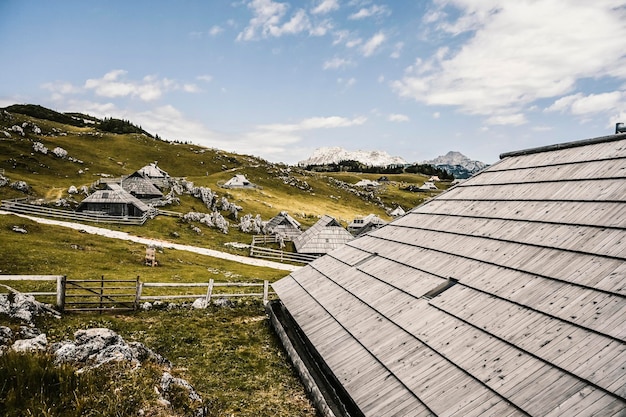 Cabaña de montaña o casa en la colina Velika Planina paisaje de pradera alpina Agricultura ecológica Destino de viaje para caminatas familiares Alpes Kamnik Eslovenia Gran Meseta