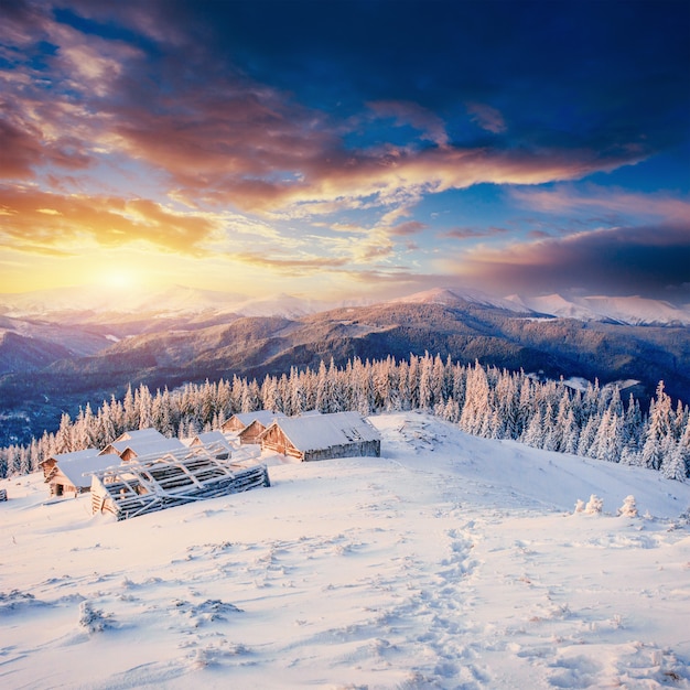 Cabaña en las montañas en invierno. Cárpatos, Ucrania Europa