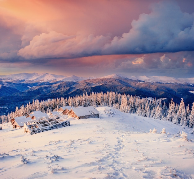 Cabaña en las montañas en invierno. Cárpatos, Ucrania Europa