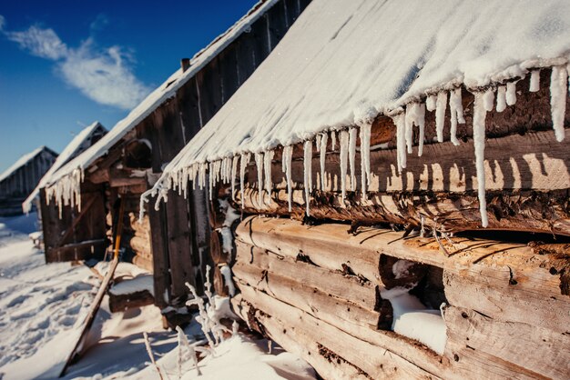 Cabaña en las montañas en invierno