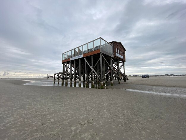 Cabana na praia contra o céu