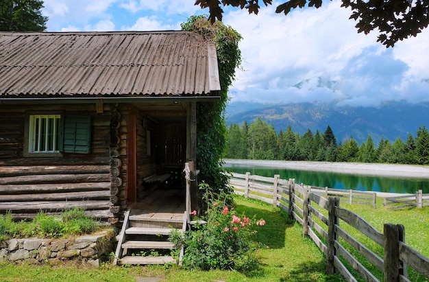 Cabana nas montanhas ao lado de um lago nos Alpes austríacos na Áustria