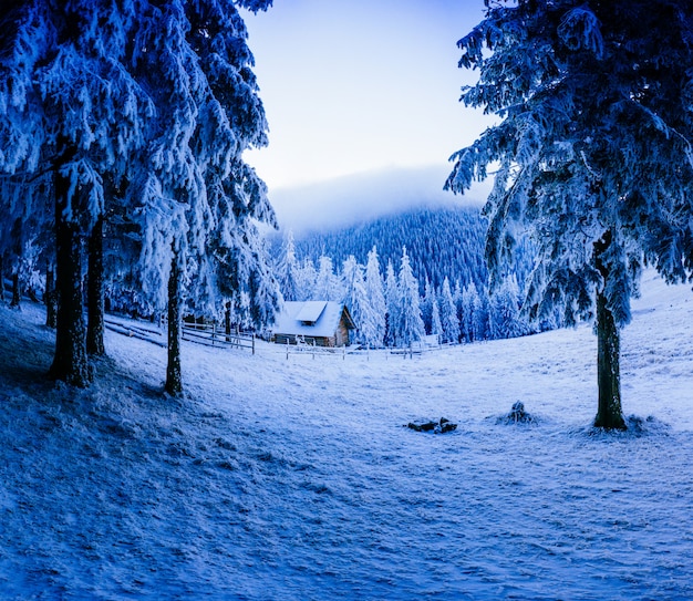 Cabana nas montanhas no inverno