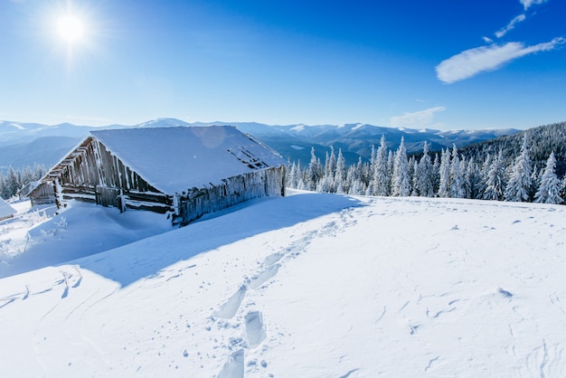 Cabana nas montanhas no inverno