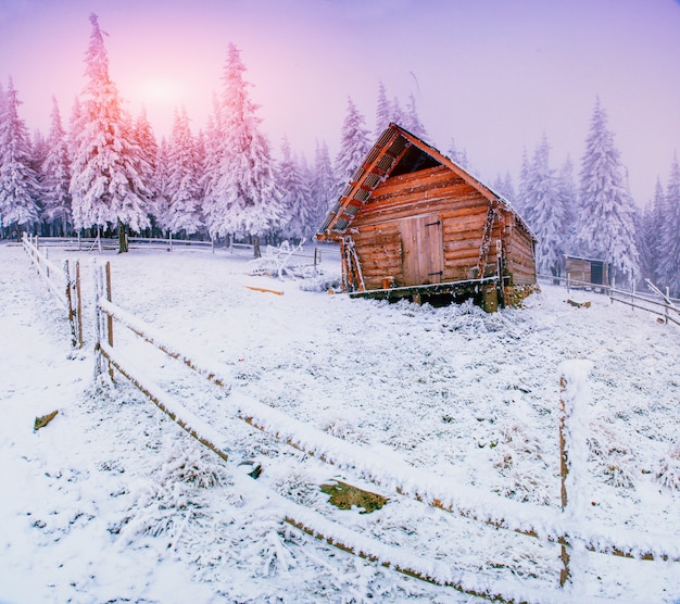 Cabana nas montanhas no inverno