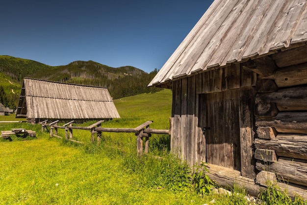 Cabana no vale de Chocholowka, nas montanhas do Parque Nacional de tatra, na Polônia, perto de Zakopane