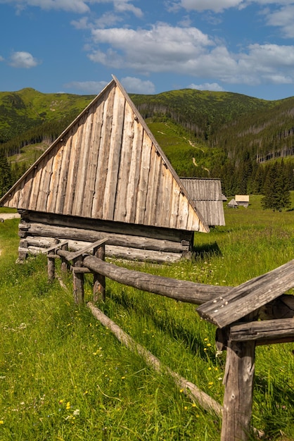 Cabana no vale de Chocholowka, nas montanhas do Parque Nacional de tatra, na Polônia, perto de Zakopane