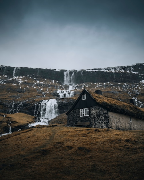 Foto cabaña de pasto en saksun village island, dinamarca