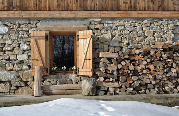 Cabaña de piedra y madera.