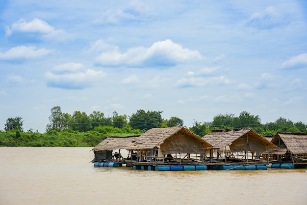 Cabaña en el río