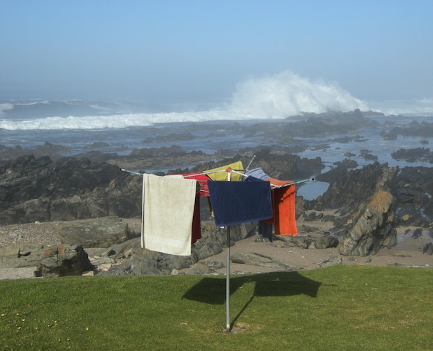 Cabaña de salvavidas en tierra contra el cielo