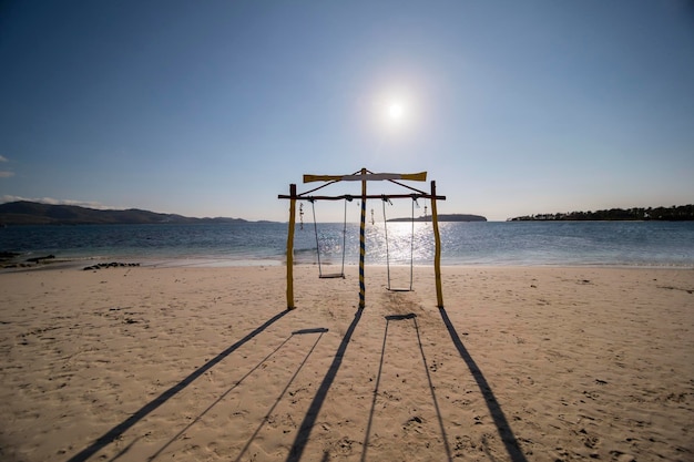 Foto cabaña de socorristas en la playa contra un cielo despejado