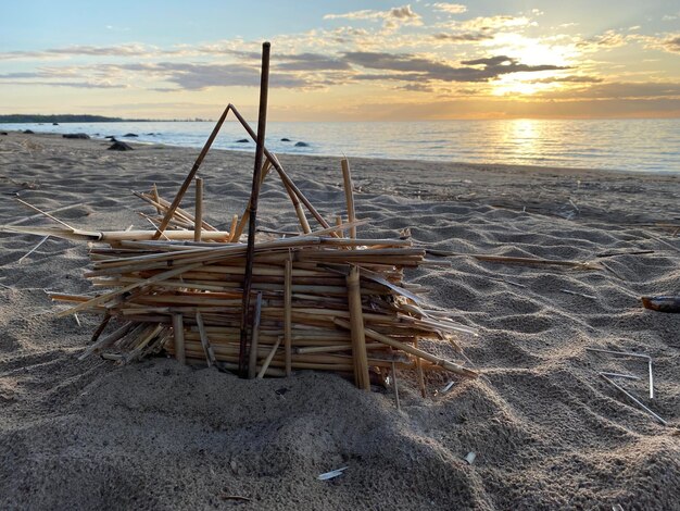 Cabaña de socorristas en la playa contra el cielo durante la puesta de sol