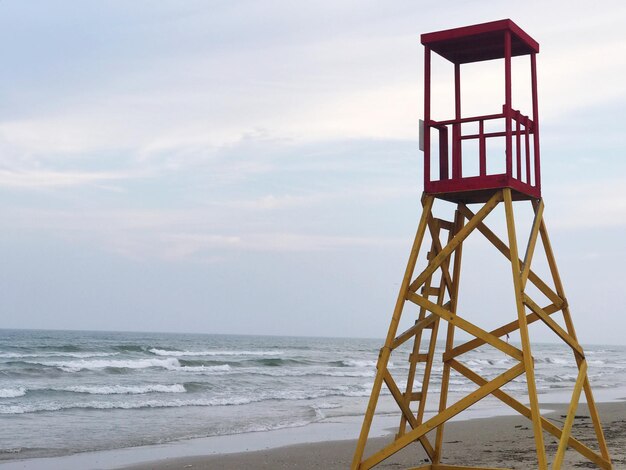 Foto cabaña de socorristas en la playa contra el cielo