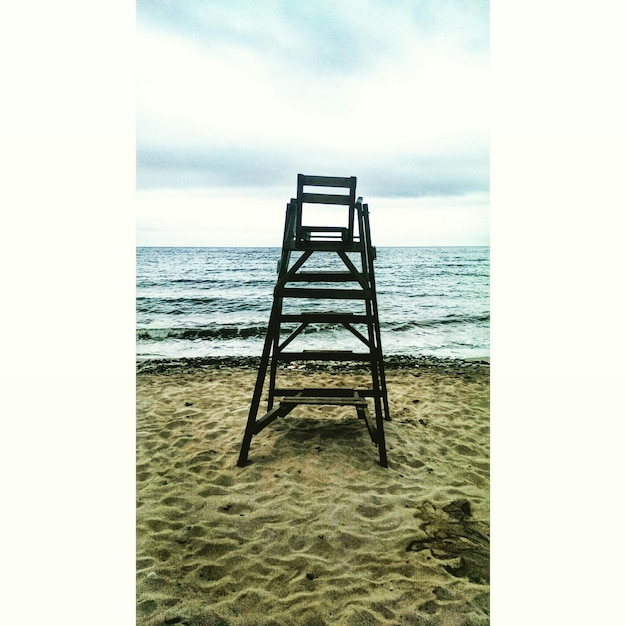 Foto cabaña de socorristas en la playa contra el cielo