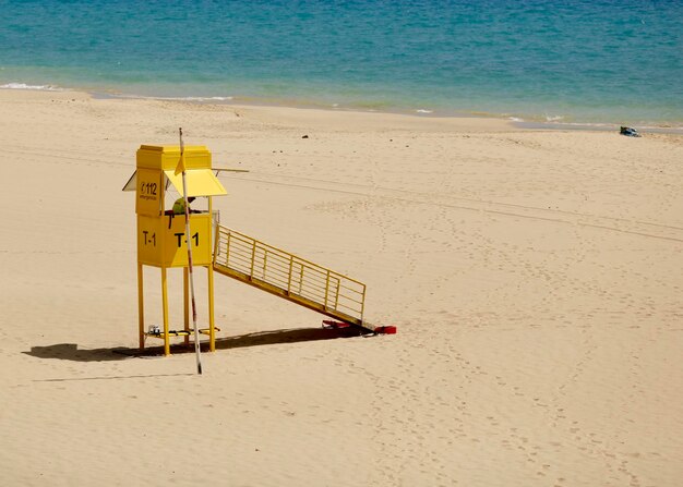 Foto cabaña de socorristas en la playa