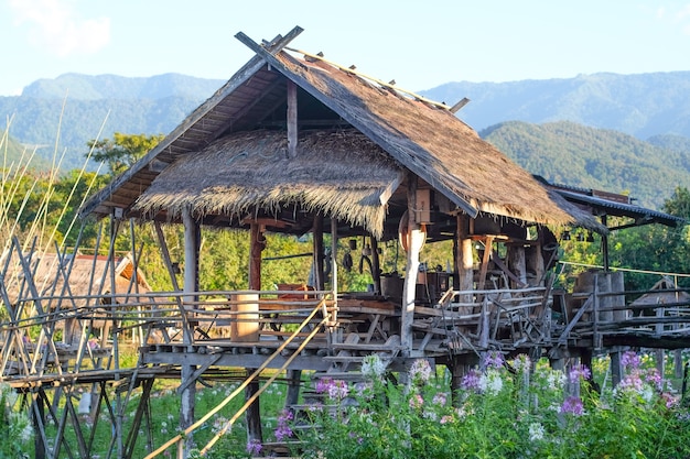 Cabaña tailandesa en la granja con moutain