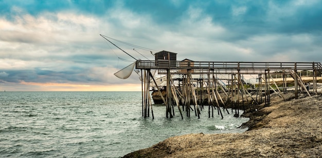 Cabaña tradicional de pescador sobre pilotes con red de pesca de carreletas casas de madera típicas para la pesca en