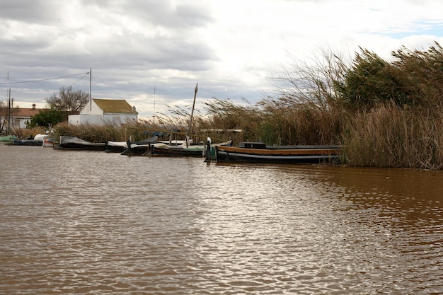 Cabaña tradicional con techo de paja en Albufera Valencia