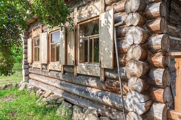 Foto una cabaña de troncos rusa se encuentra en el borde del antiguo paisaje rural y estilo de vida de la aldea