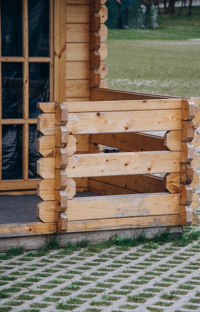 Una cabaña de troncos con una valla de madera y una ventana.