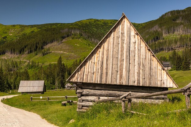 Cabaña en el valle de Chocholowka en las montañas del Parque Nacional Tatra en Polonia cerca de Zakopane