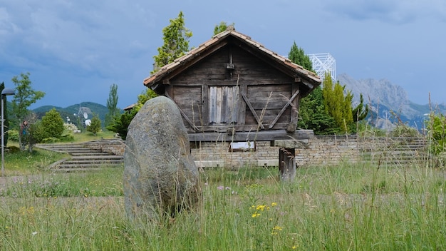 Cabaña en zona rural entre la vegetación en la sierra de Riaño