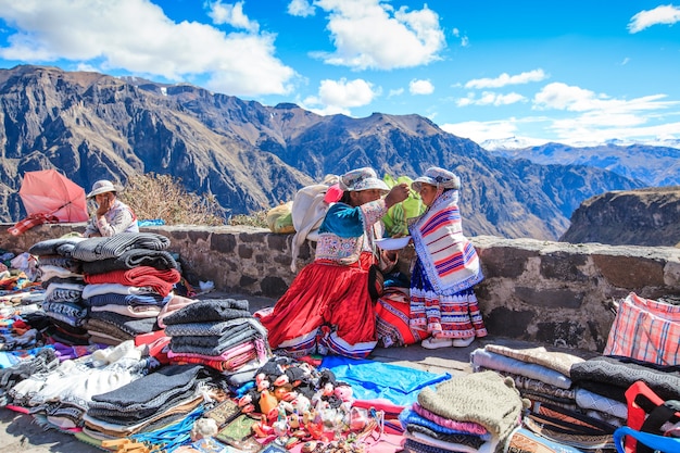 CABANACONDE, PERU - 15. MAI 2015: Nicht identifizierte Frauen verkaufen Souvenirs am Aussichtspunkt Cruz Del Condor.