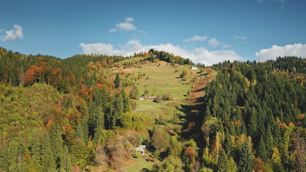 Cabañas aéreas en el otoño del bosque de montaña nadie naturaleza paisaje casas en la hoja de la colina de hierba verde