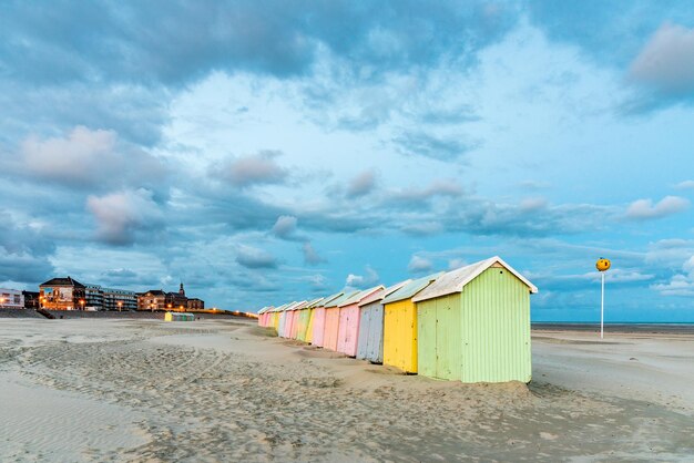 Cabañas de baño multicolores alineadas en la playa desierta de BerckPlage temprano en la mañana