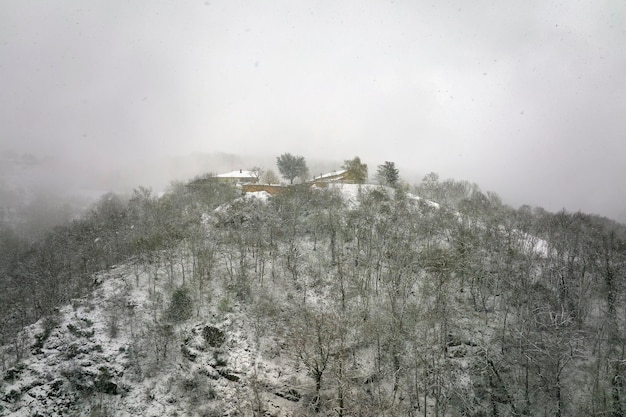 Cabañas y casas remotas tradicionales de montaña en tierras altas de invierno