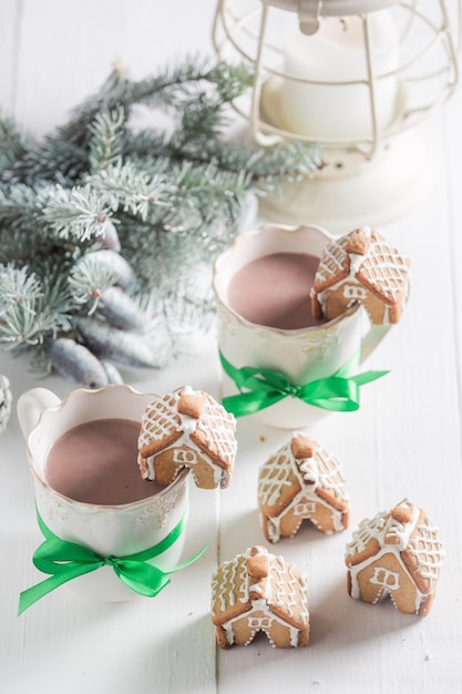 Cabañas caseras de pan de jengibre con bebida dulce para Navidad