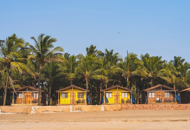 Cabañas coloridas en la playa de Agonda con palmeras de fondo en Goa, India