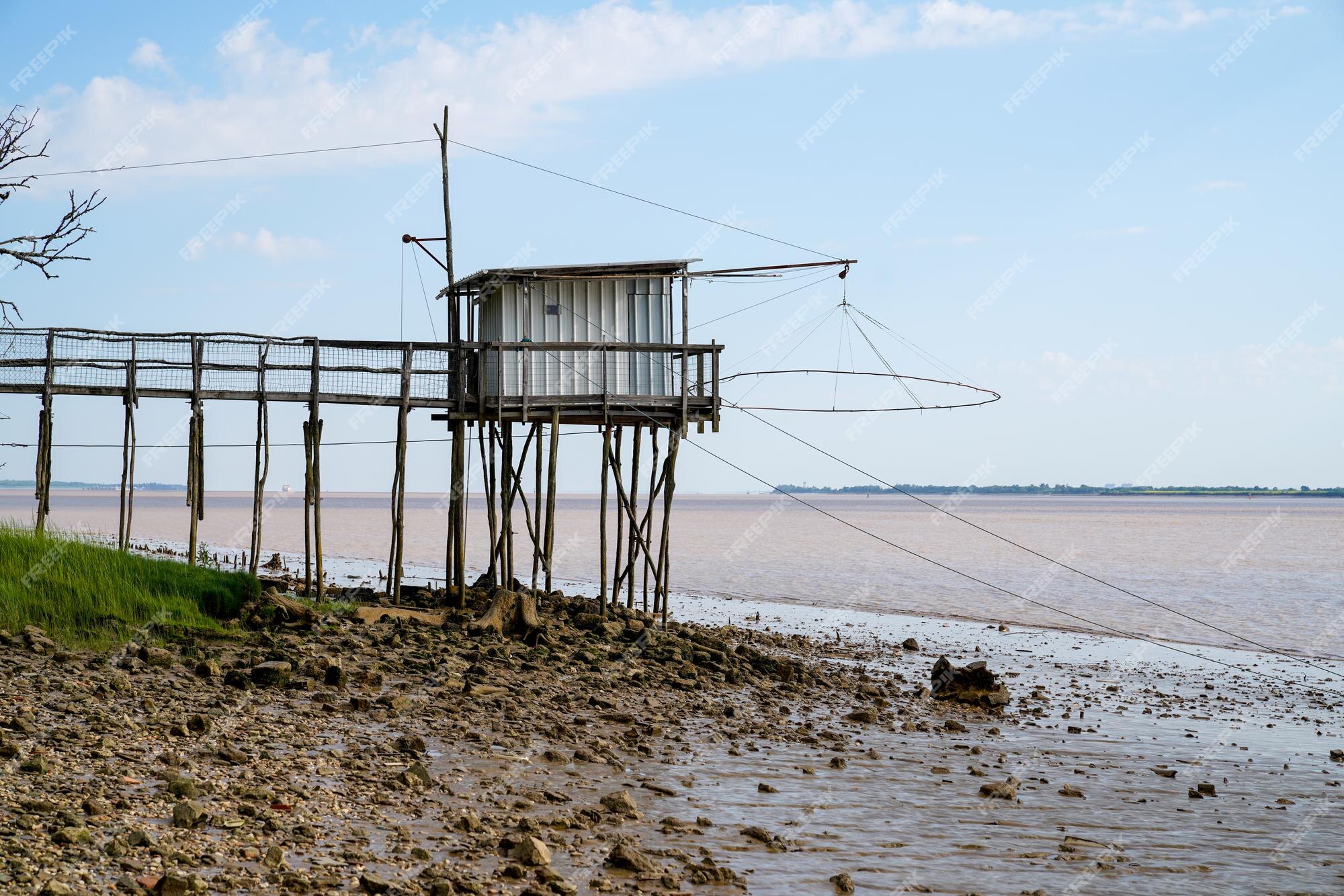 Pequenas cabanas de pesca de madeira sobre palafitas em royan