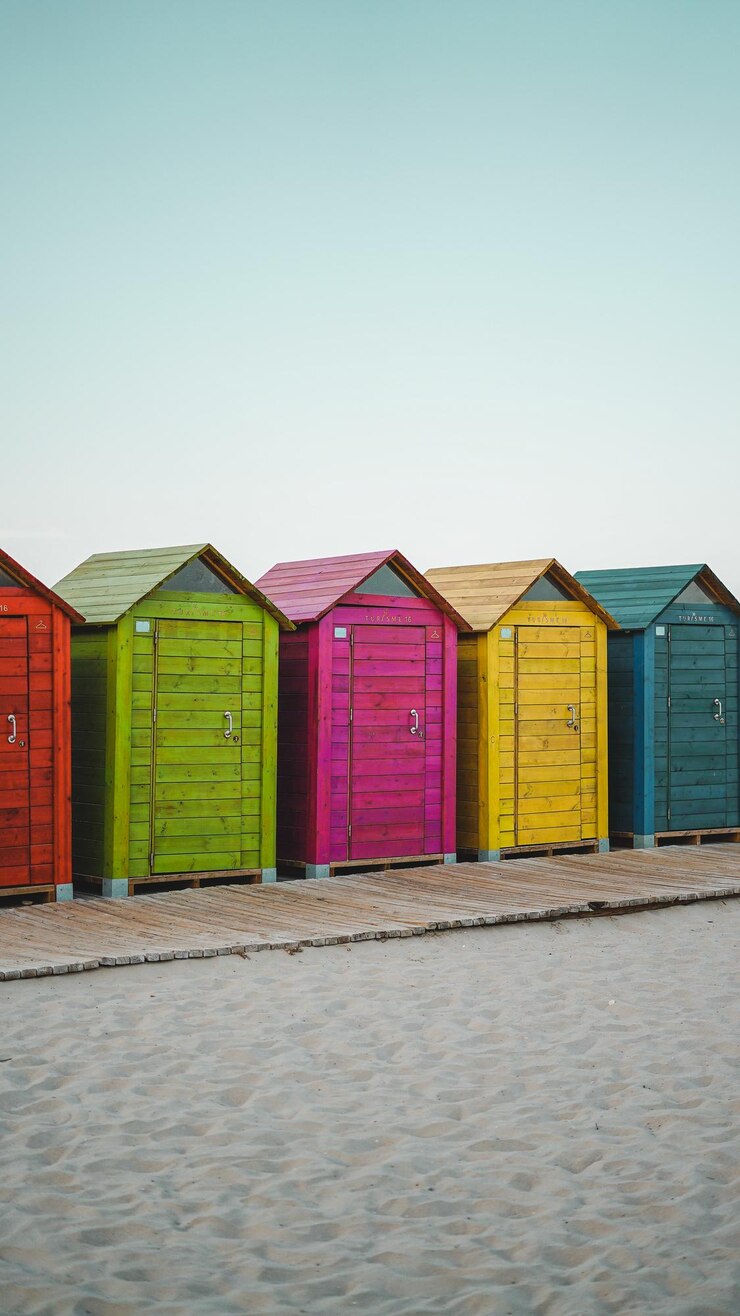 Foto cabanas de praia contra edifícios contra céu limpo