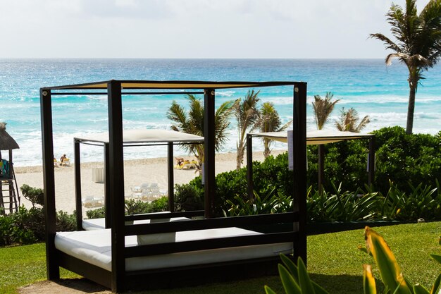 Cabanas de praia no resort de férias no méxico.