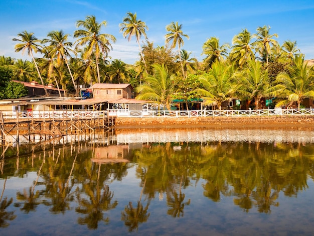 Cabanas de resort na praia de mandrem, no norte de goa, índia