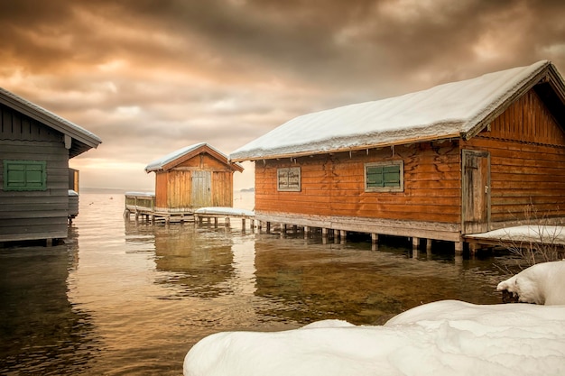 Cabañas de lago de invierno