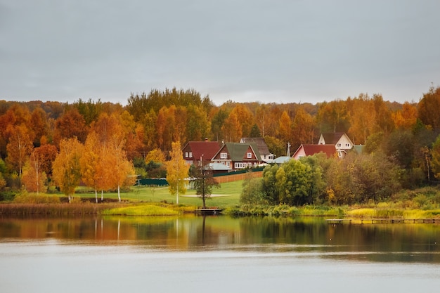 Cabañas en el lago en otoño