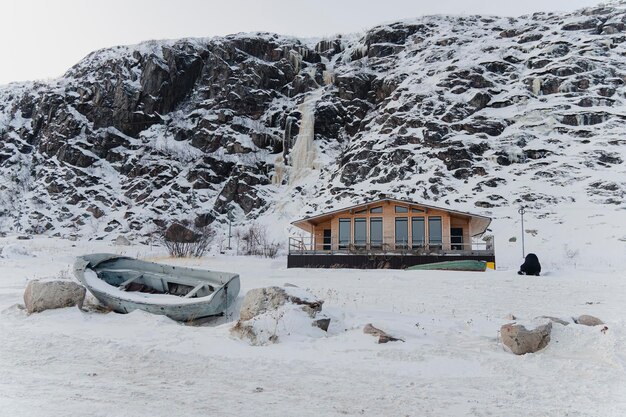 Cabañas de madera abandonadas en lo alto de las montañas en invierno