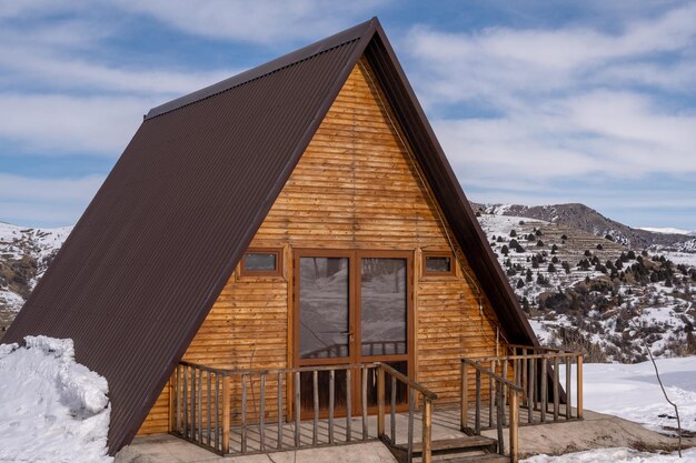 Las cabañas de madera de primer plano rodeadas de nieve Un área de recreación en las montañas