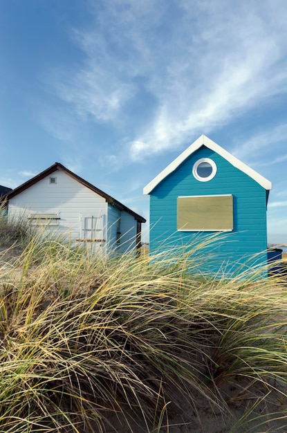 Foto cabañas de playa azul blanco